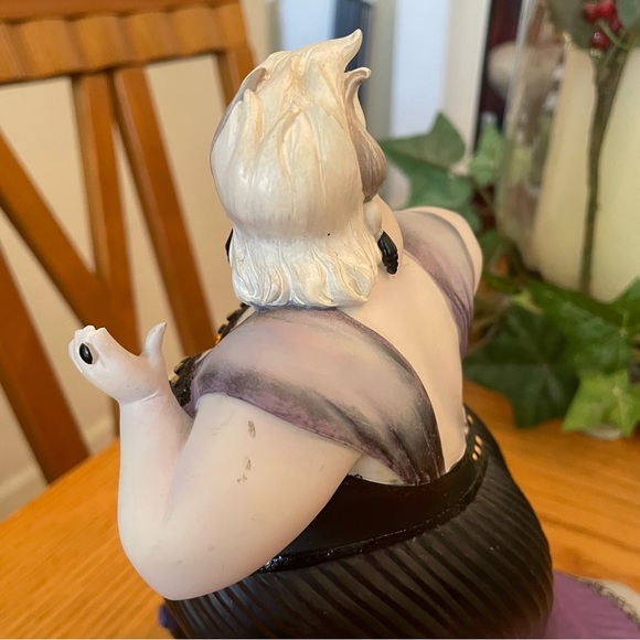 Disney Showcase Couture de Force Ursula Figurine - Picture 4 of 12